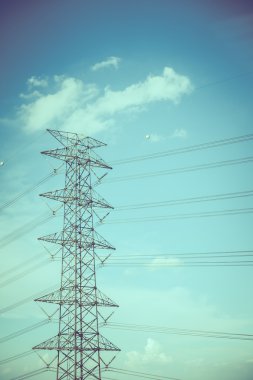 mavi gökyüzünde kutubun elektrik