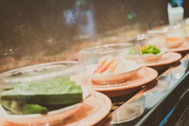 Konveyör bant suşi tepsi