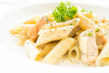 Penne carbonara makarna somon ile