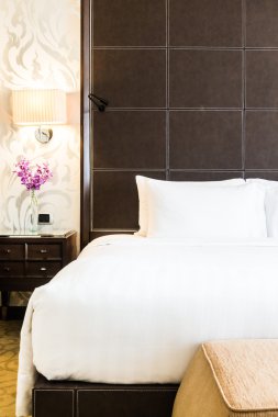 Yatakta beyaz yastıklar