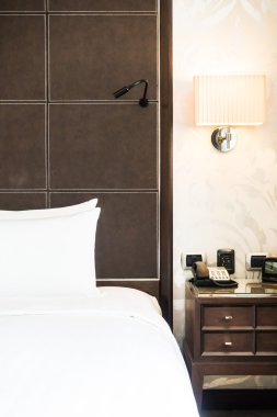 Yatakta beyaz yastıklar