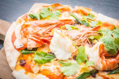 Tom Yum Kung pizza