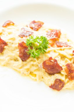 Çıtır jambonlu spagetti.