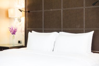 Yatakta beyaz yastıklar