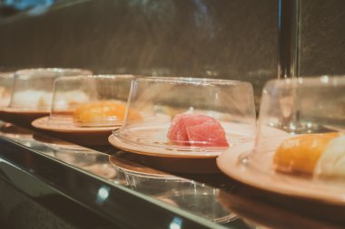 Konveyör bant suşi tepsi