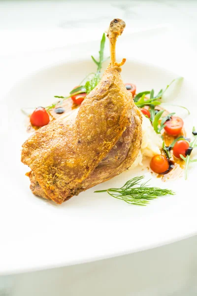 Gebratene Ente mit Kartoffelsalat — Stockfoto