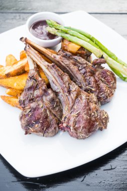 Izgara kuzu pirzolası biftek