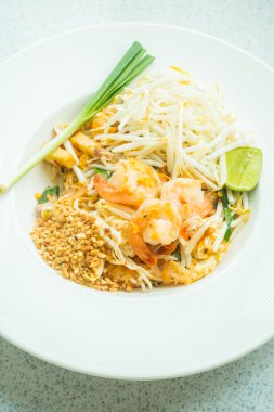 karides ile kızarmış noodle