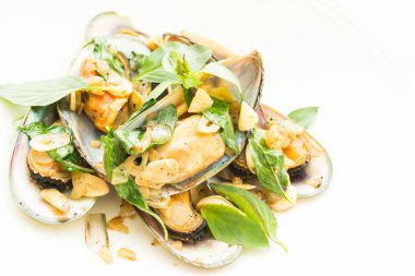 Kızarmış midye fesleğen yaprakları ile