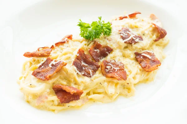 Carbonara de espaguete com bacon crocante — Fotografia de Stock