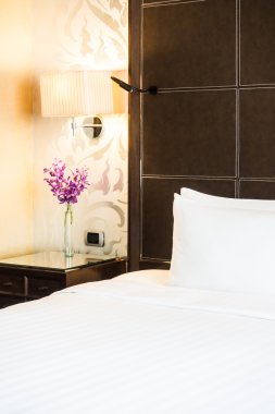 Yatakta beyaz yastıklar