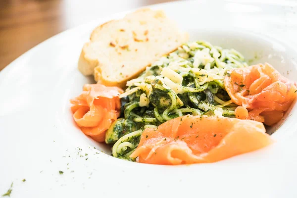 Spaghetti pesto with salmon meat — Stock Photo, Image