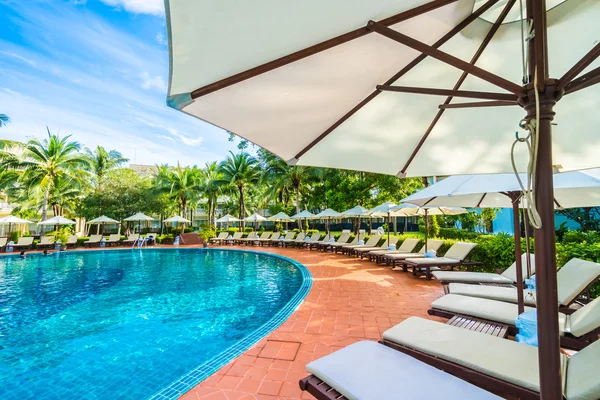 Paraguas y silla alrededor de la piscina —  Fotos de Stock