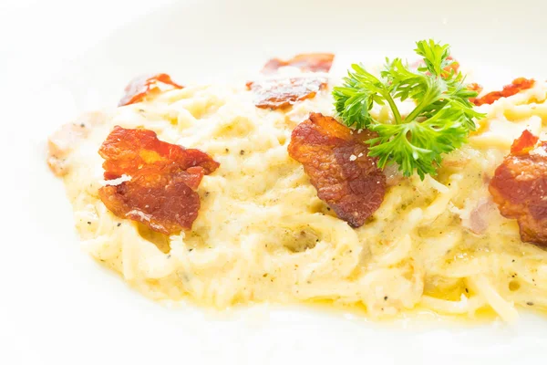 Spaghetti carbonara con tocino crujiente —  Fotos de Stock