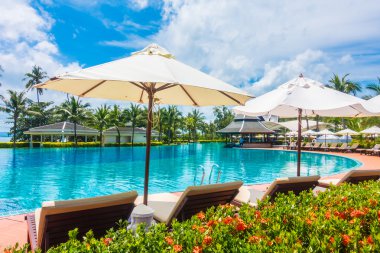 Şemsiyeleri ve sandalyeler Yüzme Havuzu etrafında