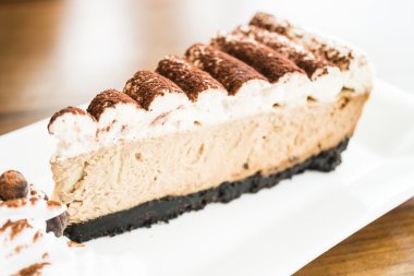 Beyaz tabak içinde kahve kek