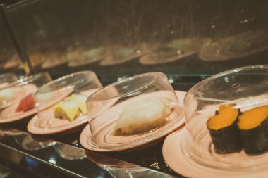 Konveyör bant suşi tepsi