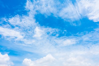 Mavi gökyüzünde beyaz bulutlar