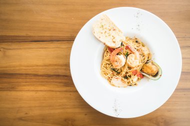 Beyaz tabak spagetti deniz ürünleri