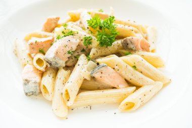 Penne carbonara makarna somon ile