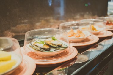 Konveyör bant suşi tepsi