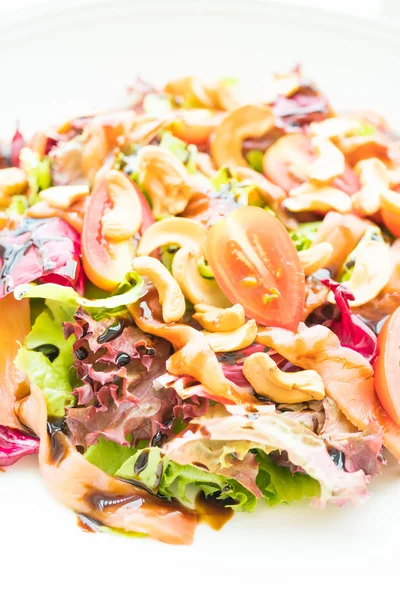 Tomaten-Gemüse-Salat mit geräuchertem Lachsfleisch — Stockfoto