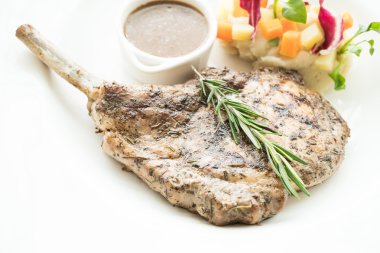 Izgara domuz pirzolası.