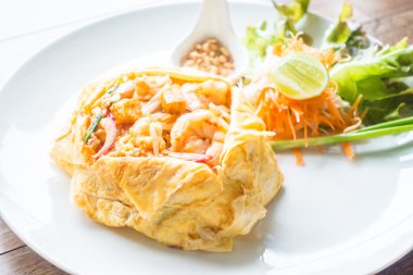 Beyaz tabakta Tayland eriştesi.