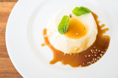 En iyi puding üzerine Karamel Sos 