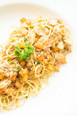  Ton balıklı spagetti beyaz plaka