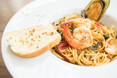 Beyaz tabak spagetti deniz ürünleri