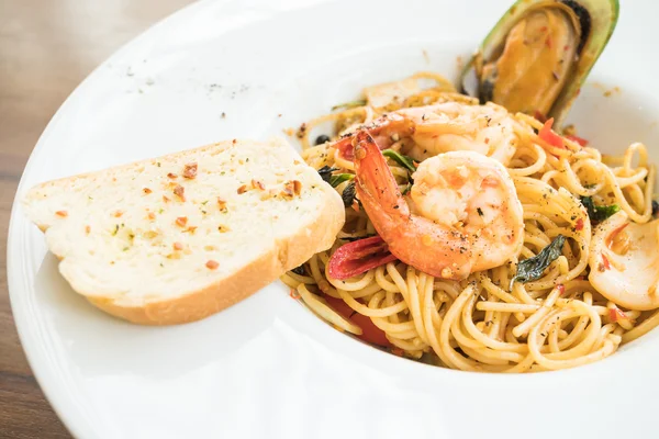 Beyaz tabak spagetti deniz ürünleri