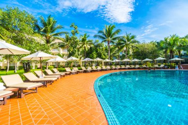 Şemsiyeleri ve sandalyeler Yüzme Havuzu etrafında