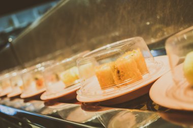 Konveyör bant suşi tepsi