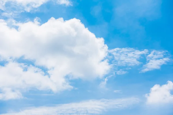 Witte wolken op blauwe lucht — Stockfoto