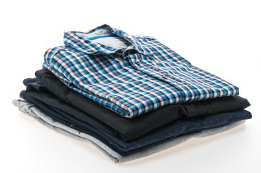 Erkek gömlek yığını