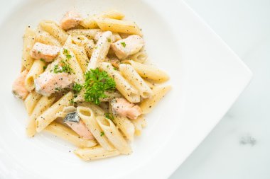 Penne carbonara makarna somon ile