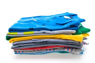 T gömlek ve polo gömlekleri yığını 