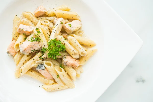 Penne Carbonara Nudeln mit Lachs — Stockfoto