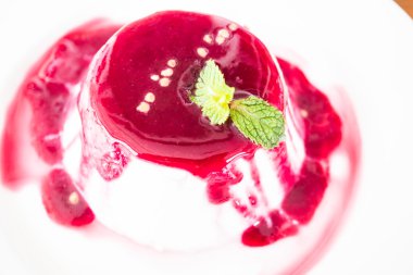 Berry ve meyve panna cotta puding 