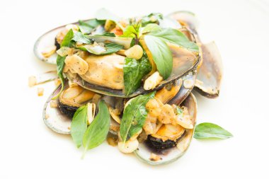 Kızarmış midye beyaz şarap ile 