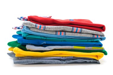 T gömlek ve polo gömlekleri yığını 