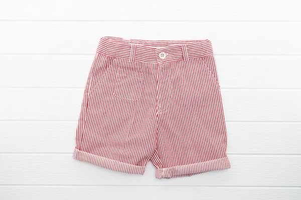 Kırmızı kısa pantolon 