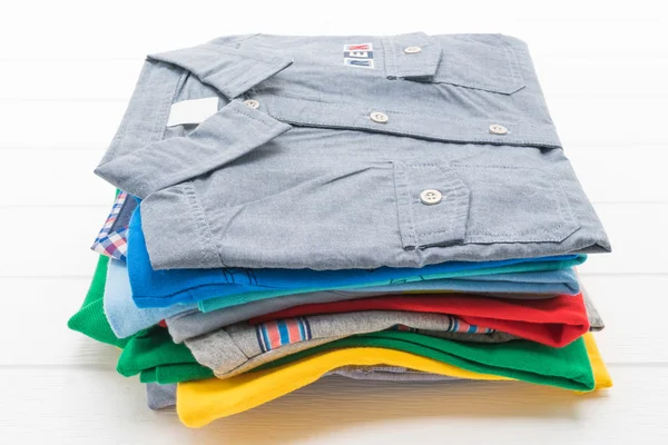 Stapel von T-Shirts und Poloshirts — Stockfoto