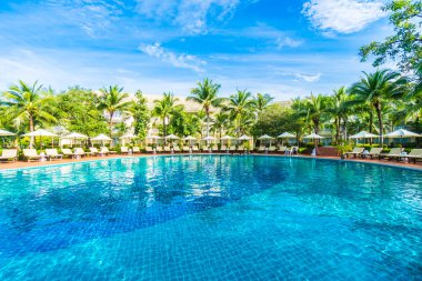 Şemsiyeleri ve sandalyeler Yüzme Havuzu etrafında