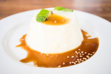 En iyi puding üzerine Karamel Sos