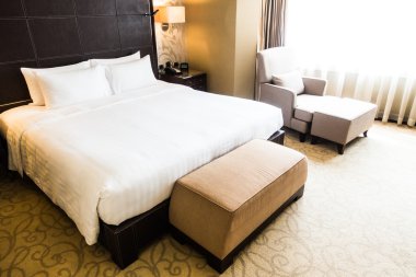 Yatakta iki beyaz yastıklar