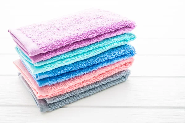 Стопка барвистих рушників для ванни — стокове фото