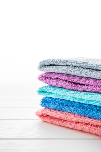 Stapel van kleurrijke badhanddoeken — Stockfoto