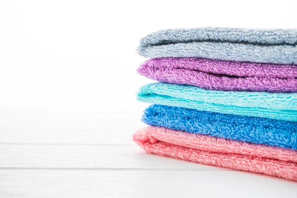 Στοίβα από πολύχρωμα πετσέτες μπάνιου — Φωτογραφία Αρχείου